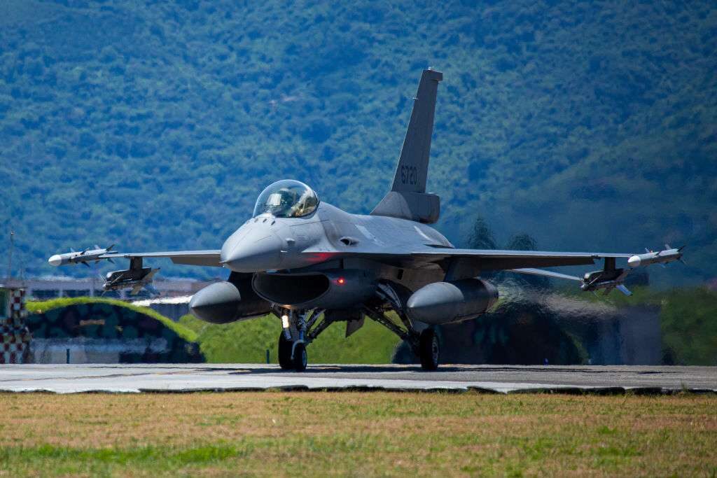 A Taiwanese F-16 fighter jet lands at Hualien Air Force Base on Aug. 6. 